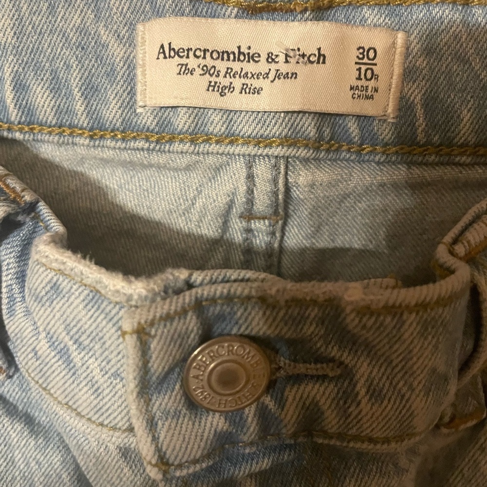 Abercrombie 90s Relaxed High Rise Jeans Light Wash Blue Denim Size 10 / 30 - Picture 6 of 7